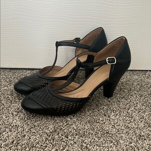 Naturalizer Loriana Black T-Strap Heels